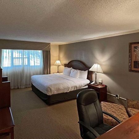 Clarion Inn Garden City Exterior photo