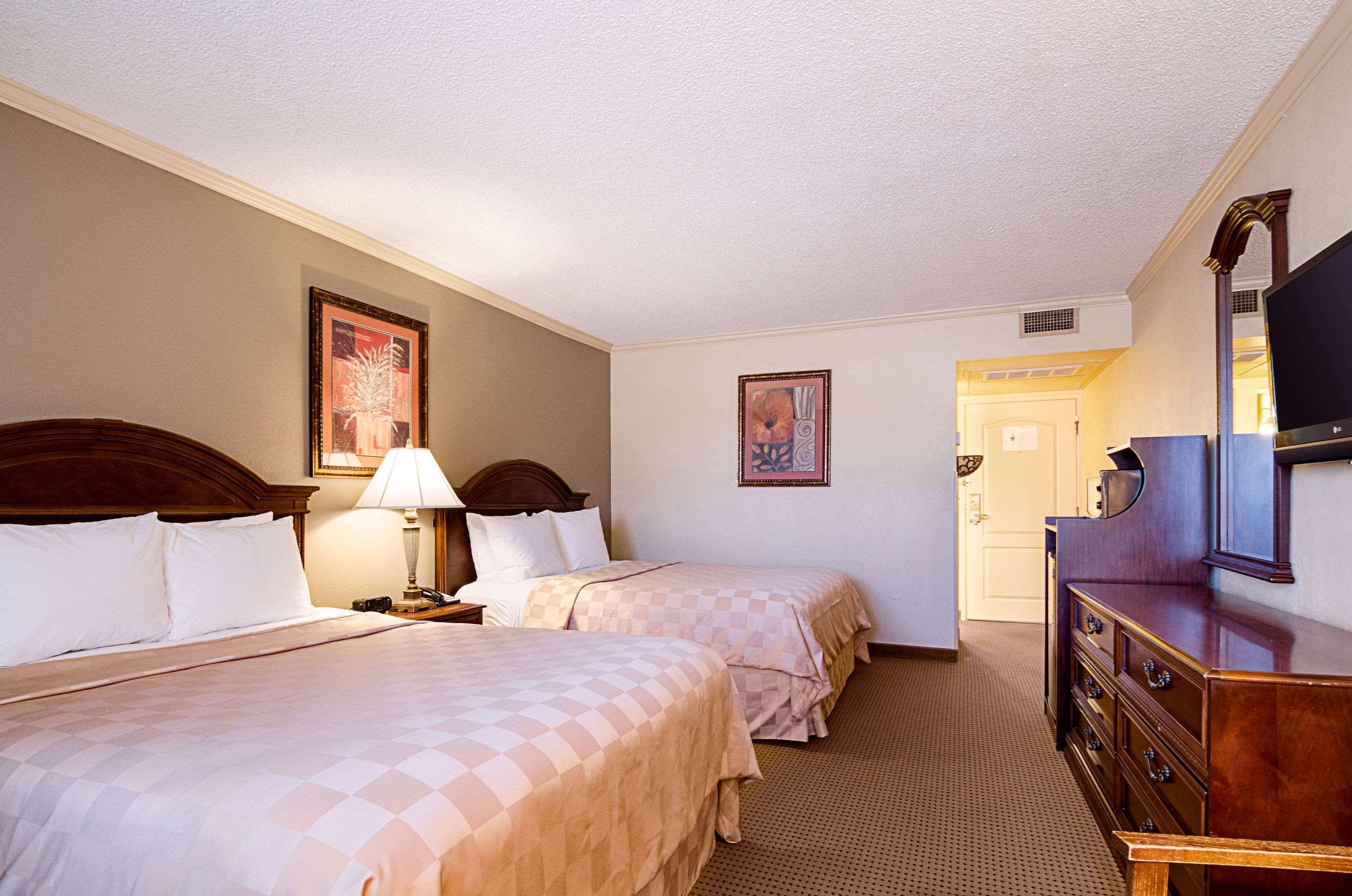Clarion Inn Garden City Exterior photo