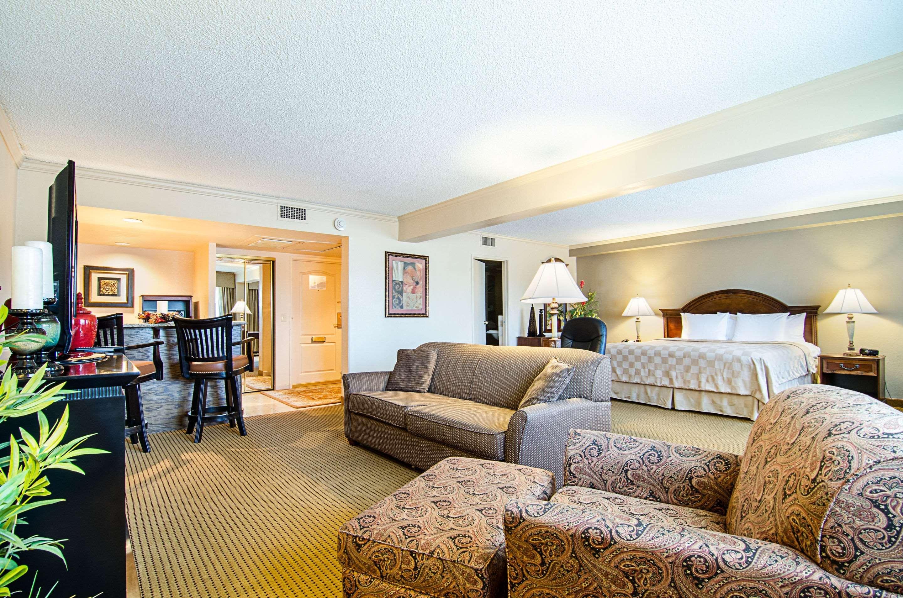 Clarion Inn Garden City Exterior photo