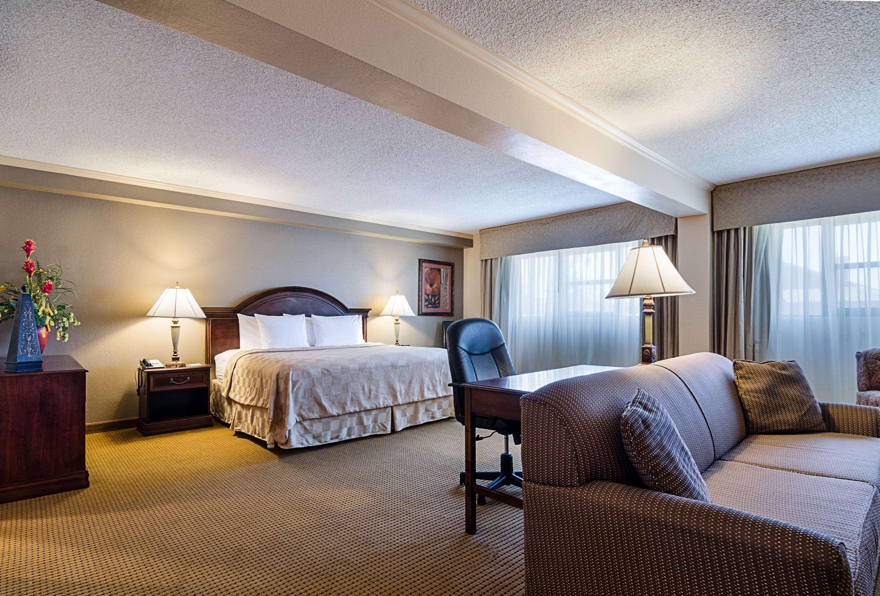 Clarion Inn Garden City Exterior photo