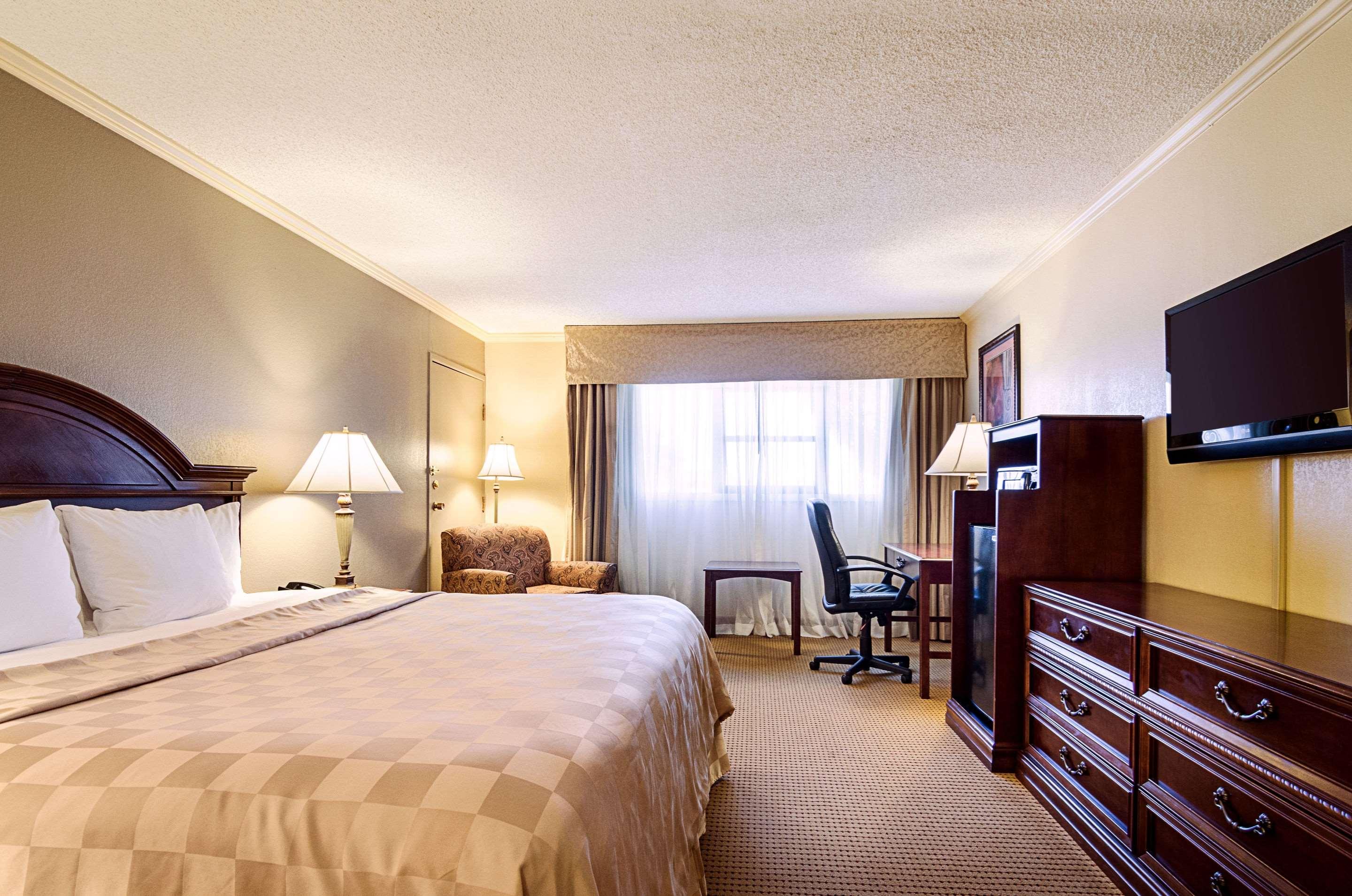 Clarion Inn Garden City Exterior photo
