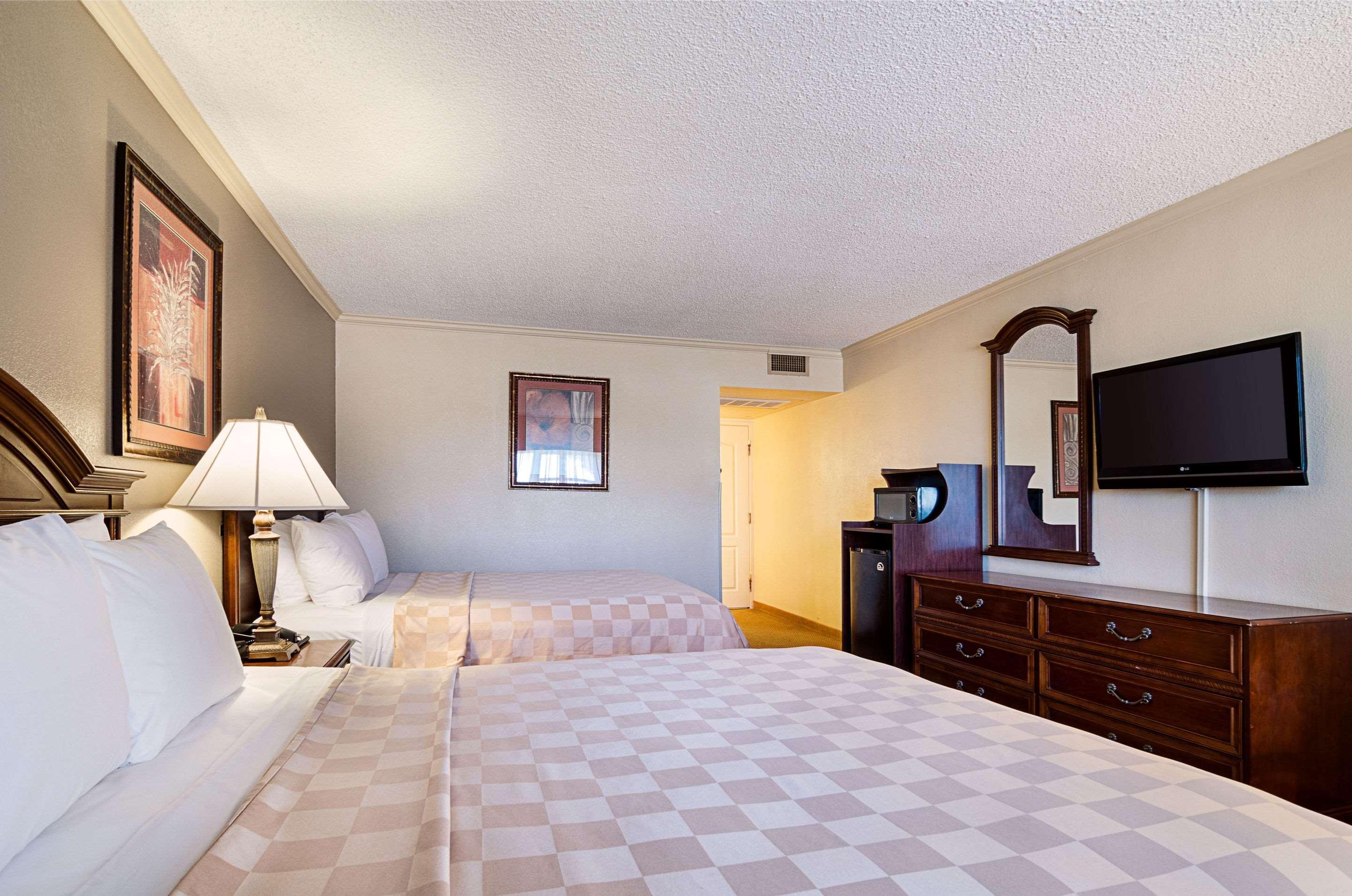 Clarion Inn Garden City Exterior photo