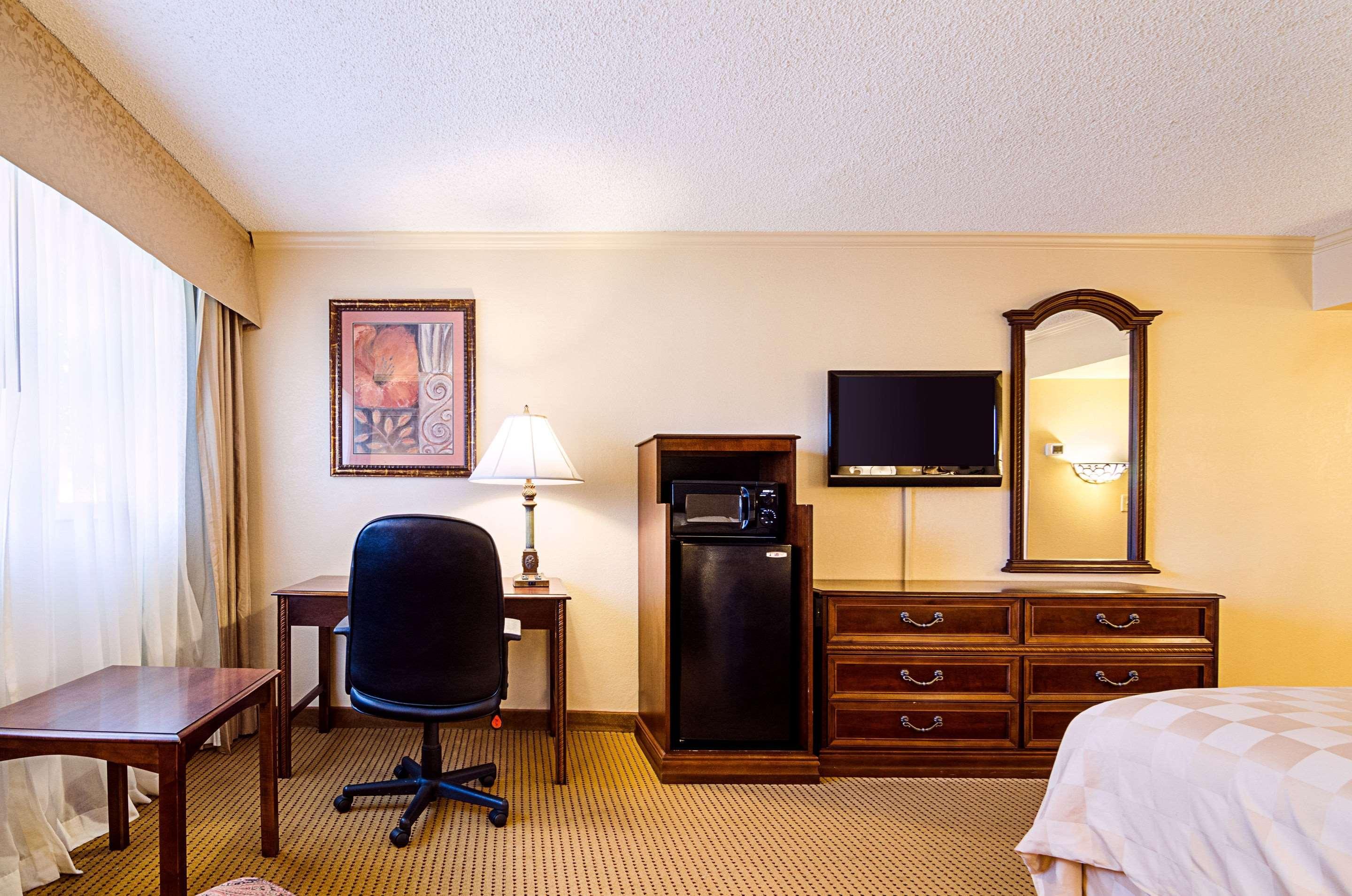 Clarion Inn Garden City Exterior photo